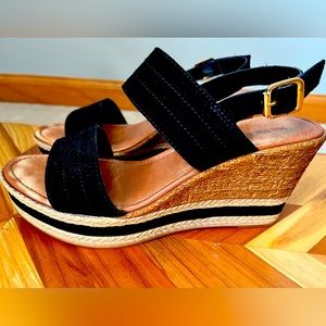 Coach and Four black faux seduce sandals. Size 6.